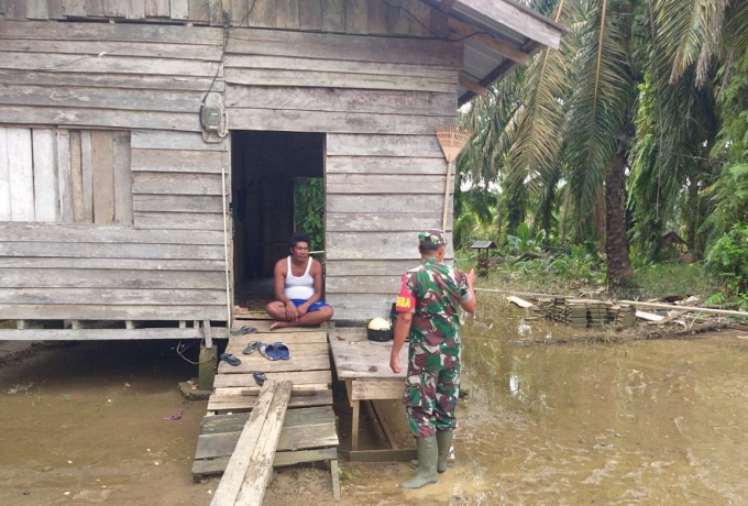 Banjir Surut, Babinsa Koramil 10 Kunto Darussalam Kodim 0313/KPR Pantau Aktifitas Warga