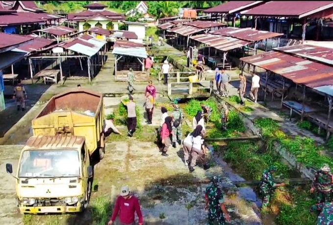 Antisipasi Banjir, TNI bersama Polri dan Masyarakat Bersihkan Drainase Pasar di Rokan Hulu