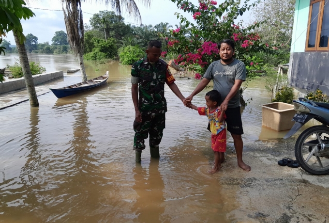 Babinsa Desa Sahilan Darusalam Cek Kondisi Debit Air Sungai Meluap dan Banjiri Rumah Warga