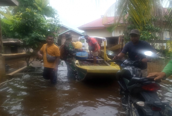 Babinsa Koramil 09/Langgam Bantu Evakuasi Warga Terdampak Banjir