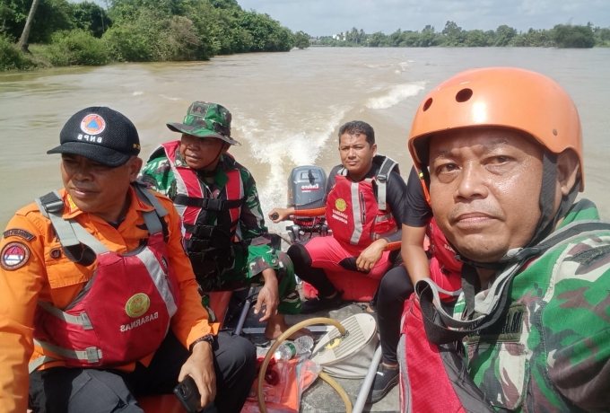 Letkol inf (Har) H Yuhardi Danramil 01/Bkn  Ikut Serta Pencarian Dugaan Korban Tenggelam di Sungai 