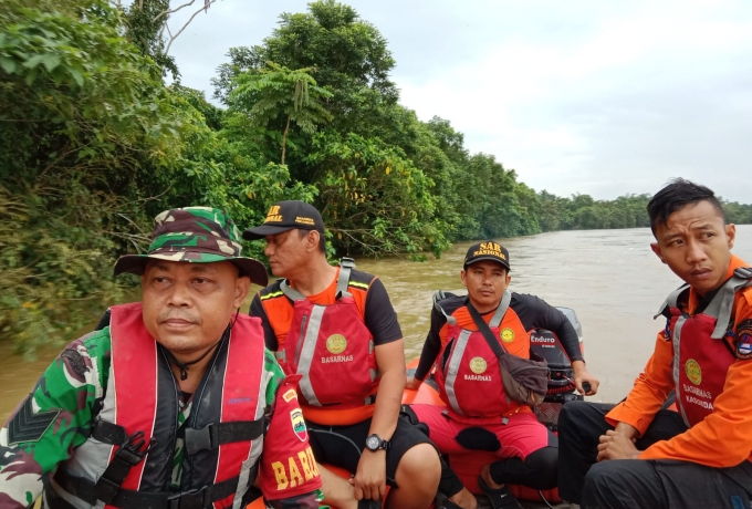 Hari Ke Empat Angota Koramil 01/ Bkn Bersama Tim Sar Susuri Sungai Kampar Cari Bocah 9 Tahun Hilang