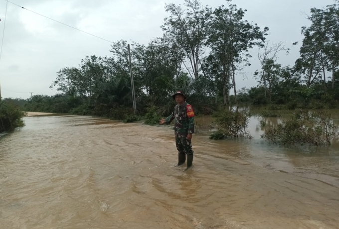 Babinsa Koramil 05/Kampar Kiri Pantau Debit Air Banjir Di Desa Binaan