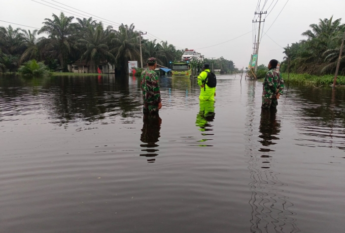 Babinsa Koramil 09/ Langgam Memantau Banjir di Jalan Lintas Timur Pangkalan Kerinci