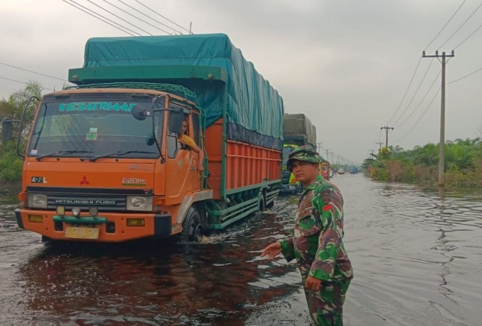 Personel Koramil 04/Pkl.Kuras, Tetap Siaga Pantau Kondisi Banjir
