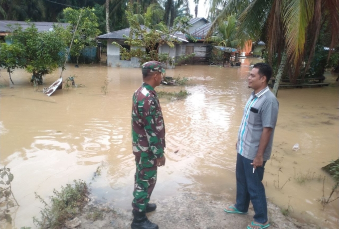 Babinsa Koramil 08/TDN Memonitoring Desa Aliantan Kebanjiran Akibat Curah Hujan yang Cukup Tinggi