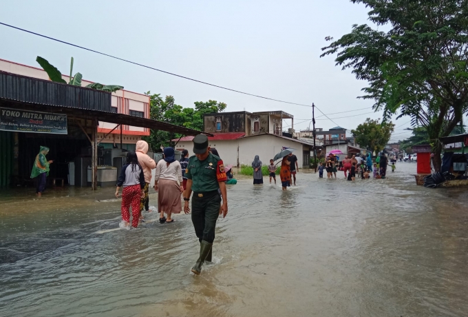 Curah Hujan Tinggi, Babinsa Koramil 01/Bkn Pantau Wilayah Binaan Yang Terkena Genangan Air