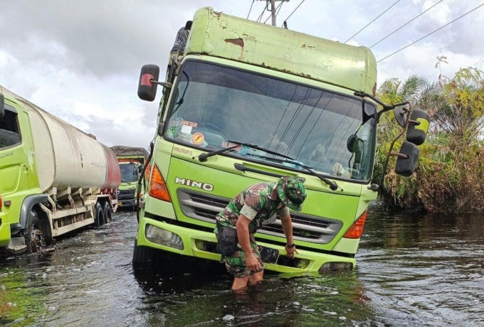 Tak Kenal Lelah Babinsa dan Personel Gabungan Tetap Siaga Pantau Situasi Banjir
