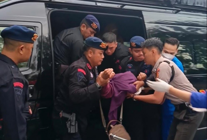 Respon cepat personel Subsatgas jibom Brimobda Riau bantu evakuasi korban kecelakaan