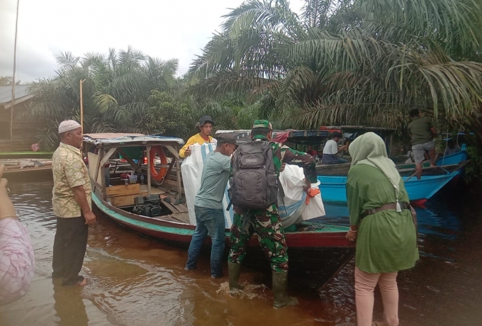 Babinsa Koramil 09/Langgam Serka Yondri Bantu Warga Terdampak Banjir Di Kelurahan Langgam