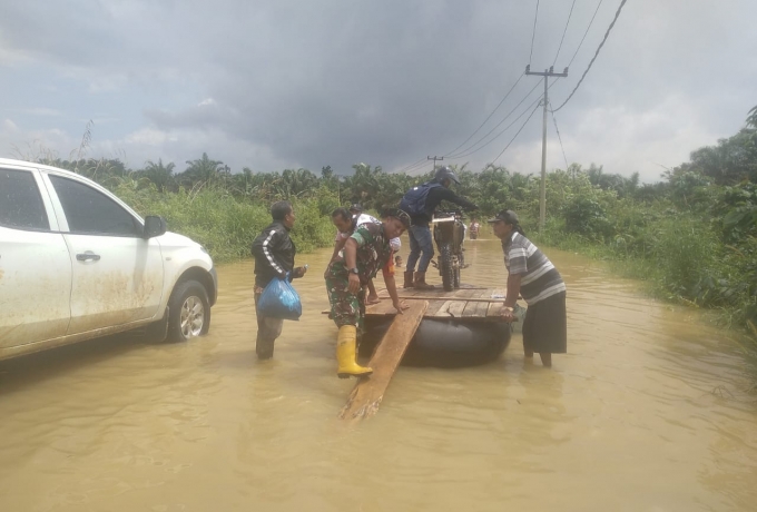 Babinsa Koramil 05/Kampar Kiri Bantu Evakuasi Barang Warga yang Terkena Banjir