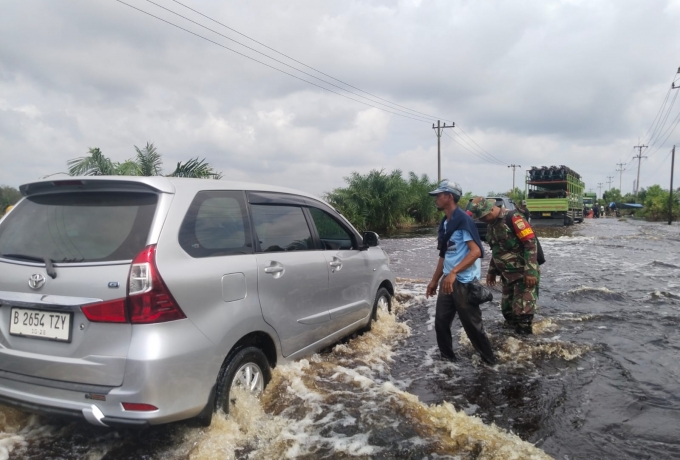 Jalan Lintas Timur Sumatera di Pelalawan Terkepung Banjir 