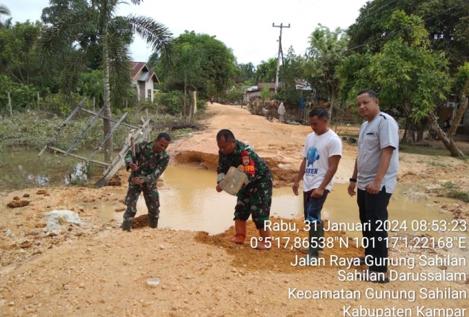 Pasca Banjir, Babinsa Koramil 05/KK Gotong-Royong Perbaik Jalan