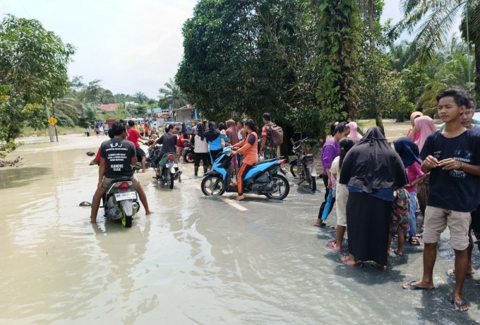 Air Sungai Sipahat Meluap, Babinsa Koramil 16/Tapung Turun Langsung Tinjau Lokasi Banjir