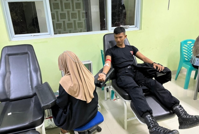 Bantu Warga Lagi Sakit Membutuhkan Darah, Personil Brimob Polda Riau Gelar Donor Darah 