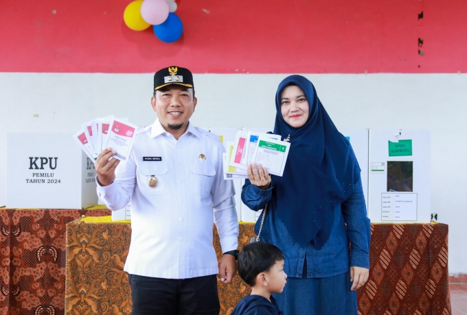 Wakil Bupati Siak beserta Istri Salurkan Hak Pilih di TPS 1 Kelurahan Rempak