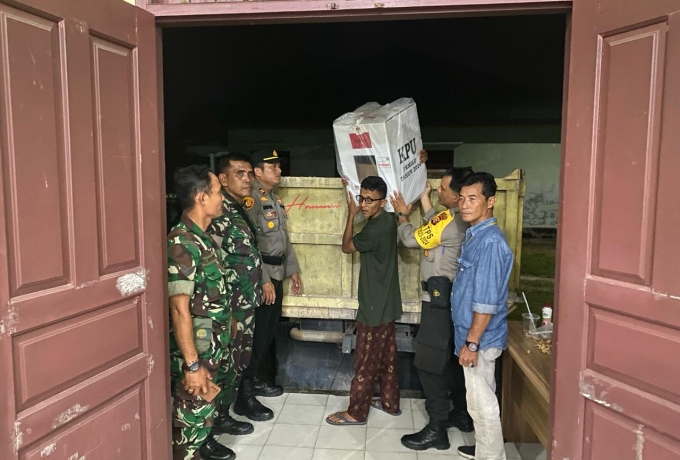 Anggota Koramil 01/Bkn Kawal Kotak Suara dari PPK Salo Dikembalikan ke Gudang Logistik KPU 