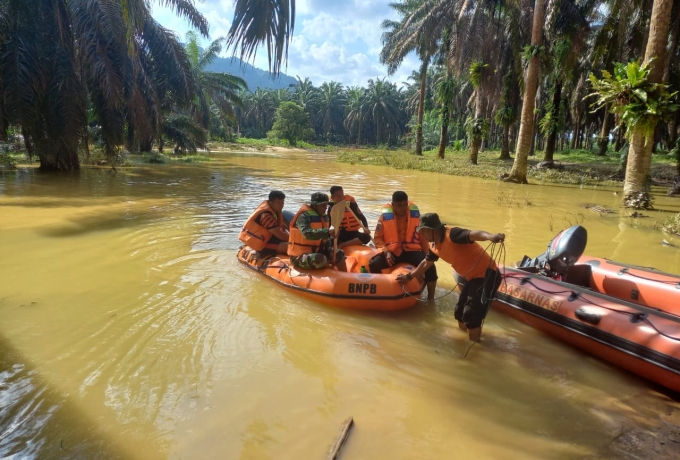 Babinsa Koramil 01/Bkn Bersinergi Bantu Cari Korban Hanyut di Sungai Sarik