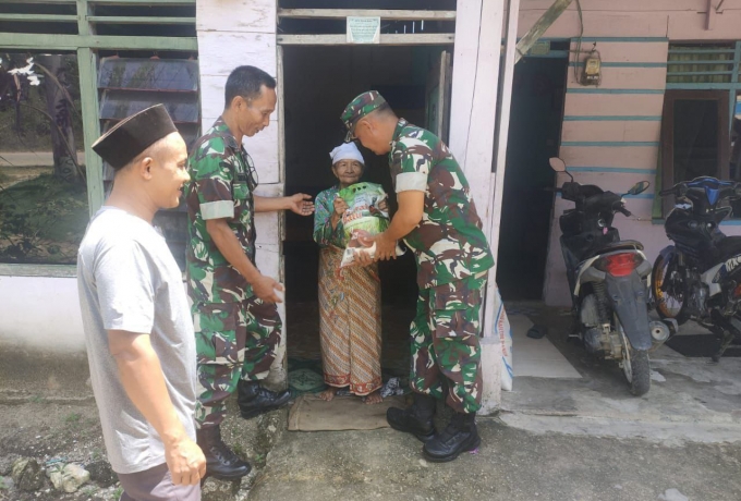 Berbagi di Bulan Ramadhan, Danramil 16/Tapung Berikan Beras Kepada Warga Kurang Mampu