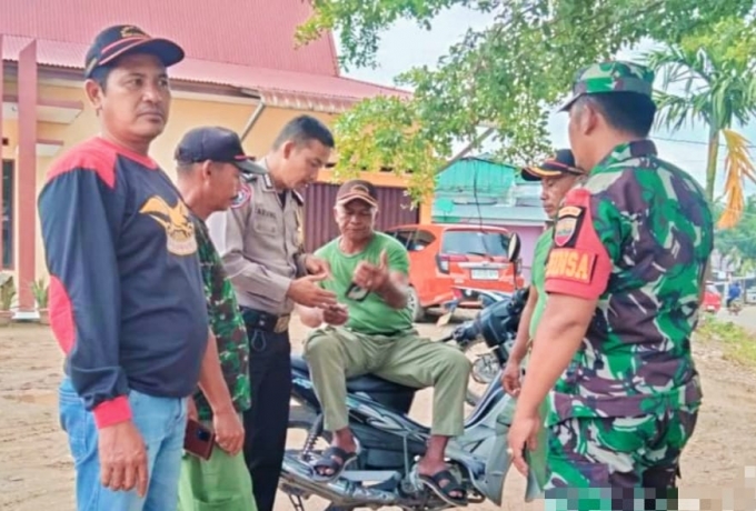 Jalin Komunikasi Sosial, Babinsa dan Bhabinkamtibmas Temui Warga