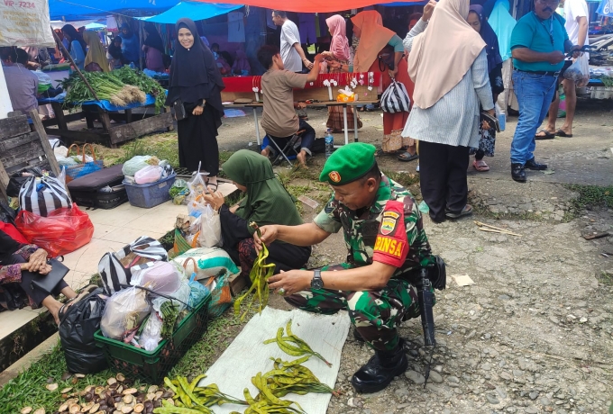 Usai Hari Raya Idul Fitri, Babinsa Koramil 12/XIII koto Kampar Terus Cek Harga Sembako di Pasar  