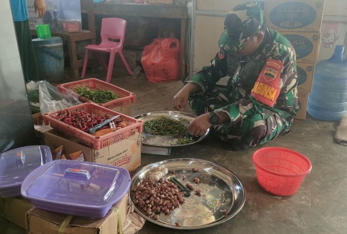 Koramil 04/Pkl Kuras Berbagi Makan Siang Gratis Untuk Santri Ponpes Asy Syekh Abdul Wahhab Bidayatul