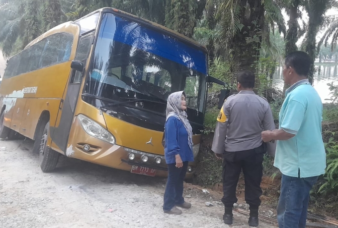 Salut, Polisi Bantu Mobil Bus Yang Terpelosok Di Wisata Henferd Land XIII Koto Kampar 