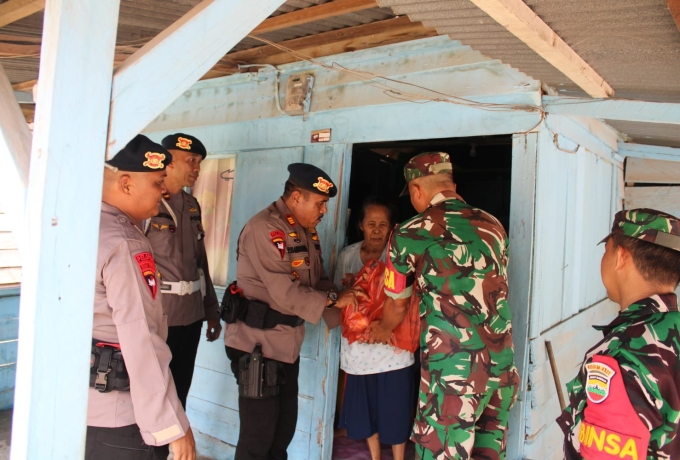 Batalyon B Satbrimobda Riau bersama Koramil 0321 laksanakan bakti sosial bagi sembako