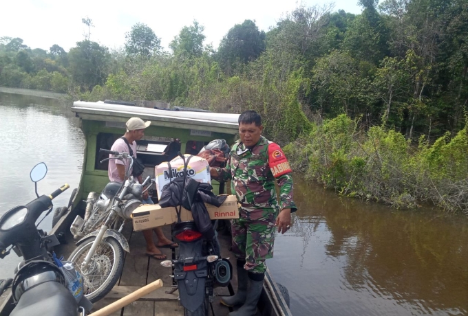 Babinsa Koramil 09/Langgam Bantu Warga Terdampak Banjir Di Desa Tambak