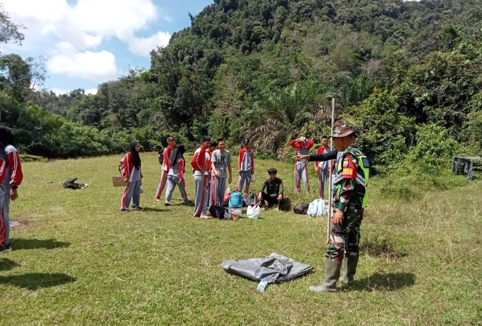 Babinsa Koramil 01/Bkn Hadiri Kegiatan Lintas Alam SMK Negeri 5 Pekanbaru di Bumi Perkemahan 