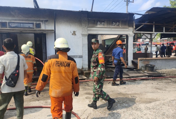 Dengan Sigap, Babinsa Koramil 16/Tapung Bantu Padamkan Kebakaran Rumah Warga