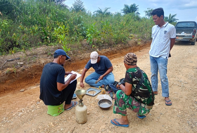 Pastikan Kepadatan Tanah Tak berubah,Tim Satgas TMMD lakukan Uji Ulang Tes Kepadatan Tanah