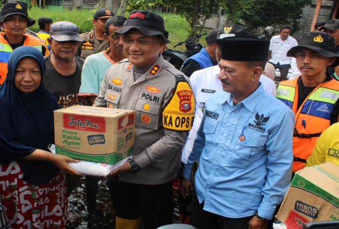 Brimob Polda Riau Tinjau Lokasi Banjir Beri Bantuan Sembako Serta Berikan Pesan Cooling System