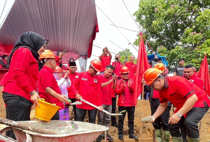 DPC PDI-P Kampar Lakukan Peletakan Batu Pertama Pembangunan Kantor Sekretariat