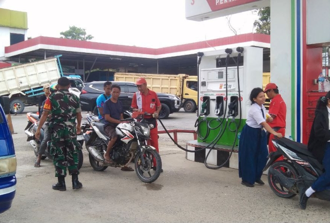 Himbau Utamakan Keselamatan Kerja, Babinsa Komsos dengan Petugas SPBU