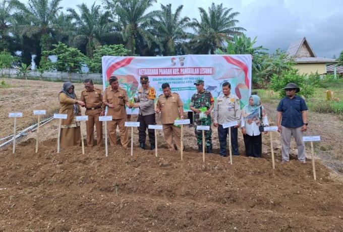 Babinsa Koramil 04/Pkl.Kuras Hadiri Kegiatan Ketahanan Pangan dan Penanaman Bibit Jagung 