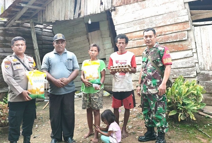 Satu Keluarga Tinggal di Rumah Hampir Roboh, Babinsa Bersama Bhabinkamtibmas Berkunjung