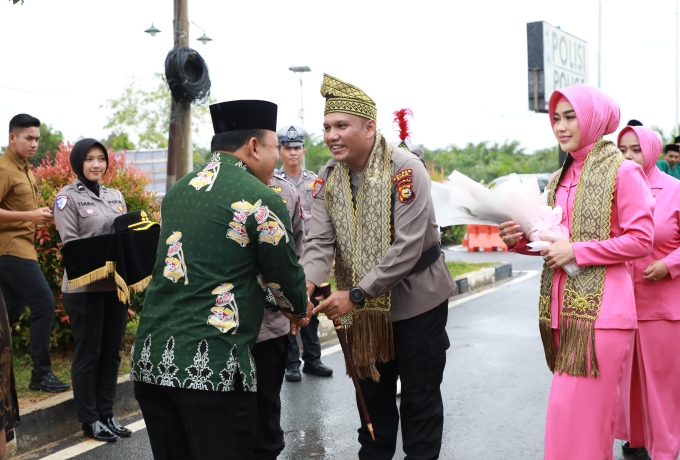 Prosesi Adat Melayu Warnai Serah Terima Jabatan Kapolres Siak Baru