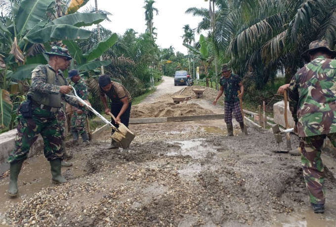 Sinergi TNI Bersama Rakyat, Babinsa Melaksanakan Karya Bhakti didesa Binaan