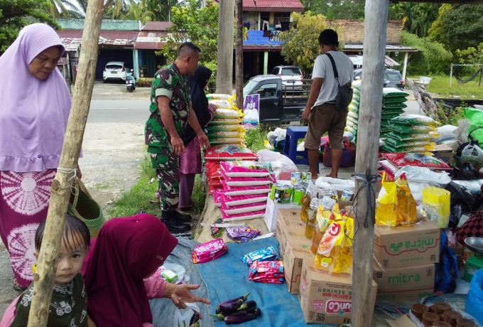 Babinsa Cek Harga Sembako, Pastikan Stabilitas Harga dan Ketersediaan