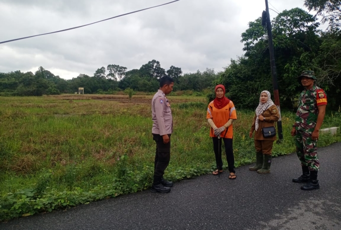 Dongkrak Hanpangan, Babinsa Koramil 07/ Kampar Cek Lokasi Persawahan Tadah Hujan