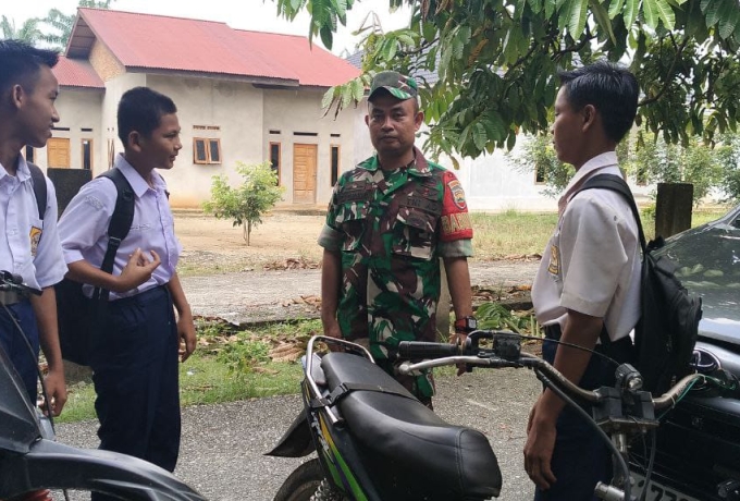 Berikan Materi WASBANG, Babinsa Koramil 13/ Rokan Sosialisasikan Bahaya Narkoba dan Judol 