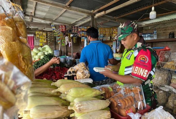 Babinsa Turun Ke Pasar Tradisional Cek Harga Sembako Yang ada Di Warung Di Desa Binaan 