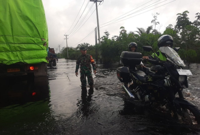 Banjir KM 83 Mengalami Kenaikan, Babinsa Terus Bersiaga