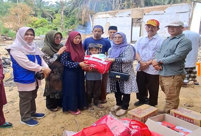 Cepat Tanggap, Wakil Bupati Kampar Langsung Temui Masyarakat yang Tertimpa Bencana Kebakaran
