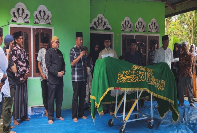 Bupati Kampar Lepas Ketempat Peristirahatan Terkahir Alm Gazali Ayahanda Camat XIII Koto Kampar 