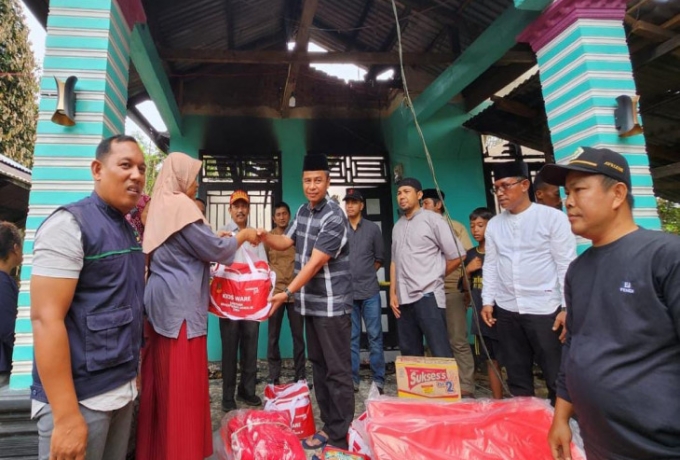 Langsung Tinjau Korban Kebakaran, Bupati Kampar Beri Bantuan Kepada Masyarakat 
