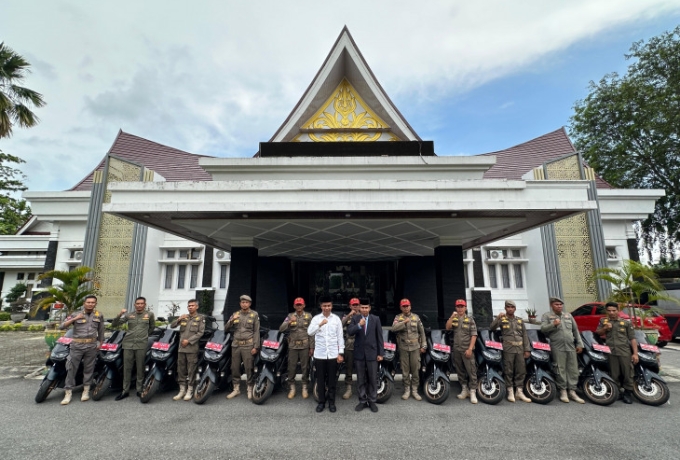 Serahkan Sepeda Motor ke Satpol PP, Bupati Kampar,  Gunakan Untuk Menunjang Tugas Kedinasan