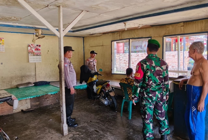 Babinsa Koramil 04/ Pkl Kuras Bersama Anggota Polsek Laksanakan Patroli Kamtibnas