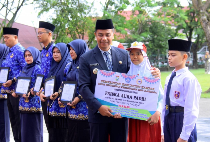Jadi Pembina Upacara Hardiknas, Bupati Kampar Gaungkan Semangat Pendidikan Bermutu